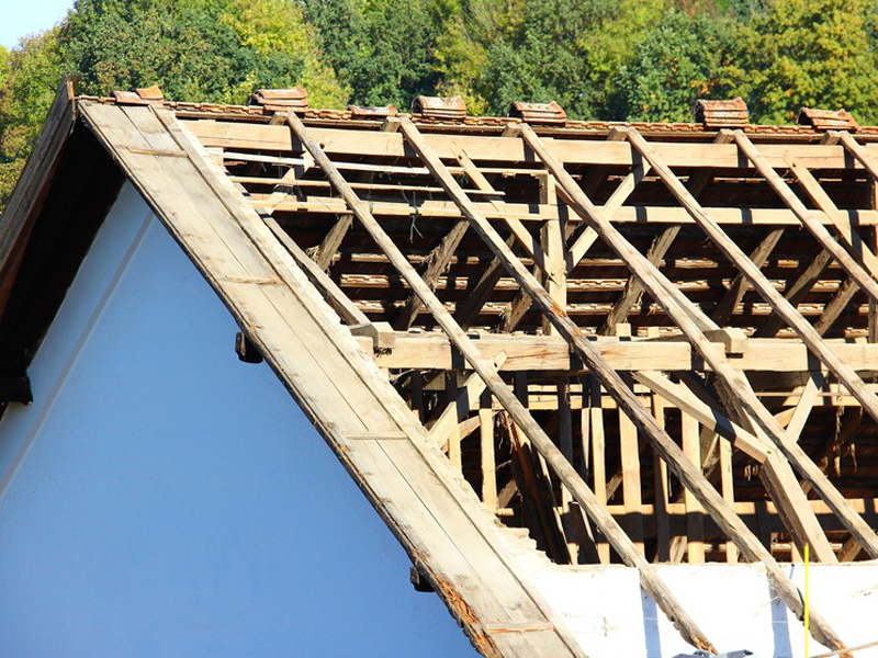 Abgedeckter Dachstuhl während der Bauphase